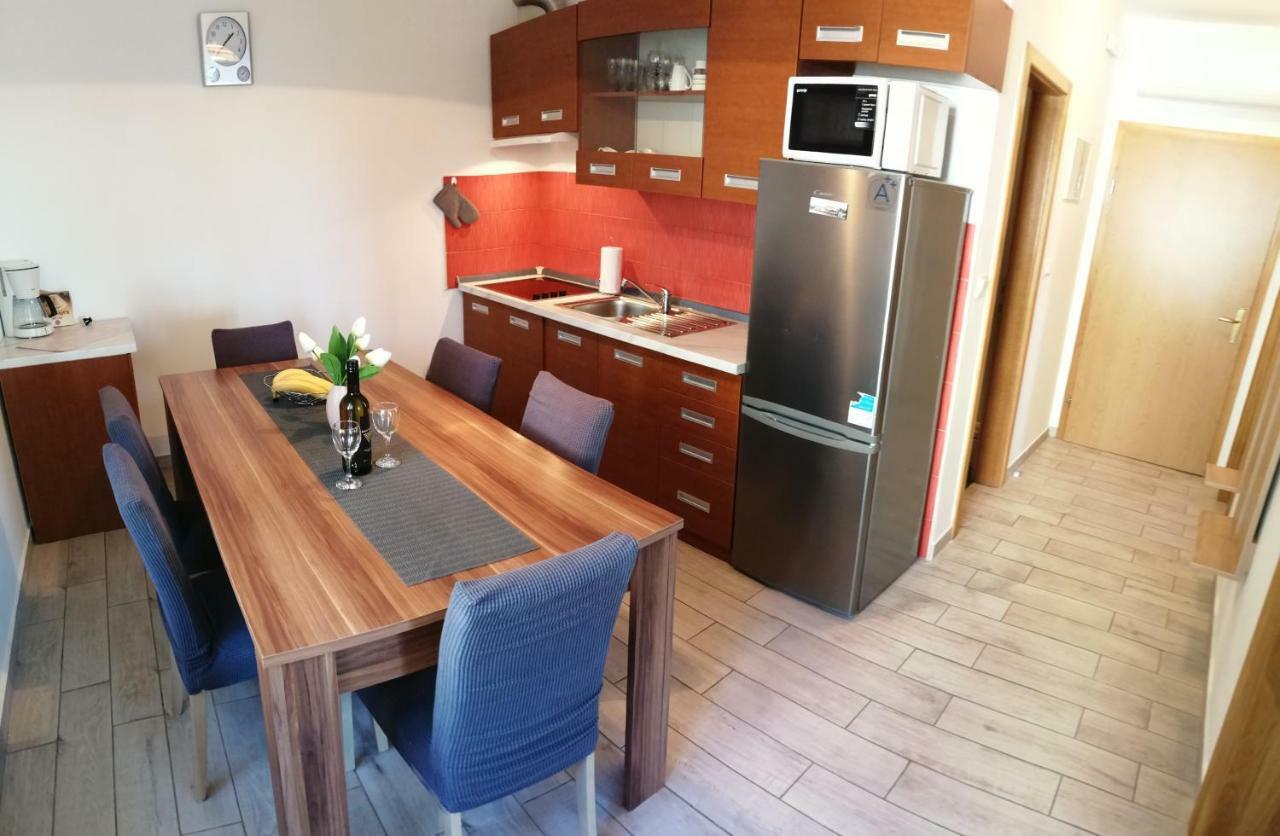 Apartmani Nada 克罗诺维察 外观 照片